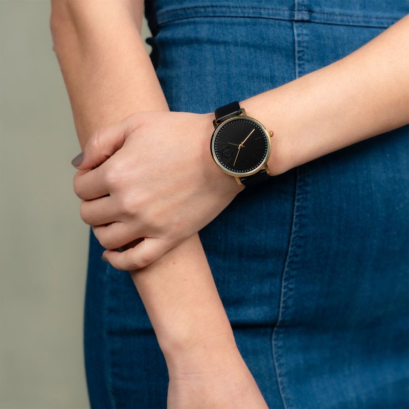 Reloj para Dama con Caratula Del Mismo color Del Extensible color Negro en color Analogos Cloe CLOE MX