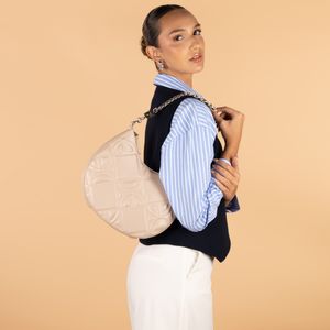Bolsa Hobo Mediana Monograma Troquelado Color Beige