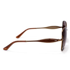 Lente Solar Para Dama Con Armazón De Metal Color Café. Cuenta Con Un Diseño Moderno Y Cómodo. Ideal Para Tipo De Rostro Ovalada Y Triangulo Invertido.