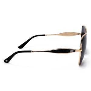 Lente Solar Para Dama Con Armazón De Metal Color Oro. Cuenta Con Un Diseño Moderno Y Cómodo. Ideal Para Tipo De Rostro Ovalada Y Triangulo Invertido.