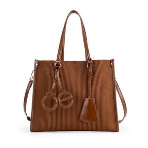 Bolsa Tote Grande Con Charm De Monograma Color Tan